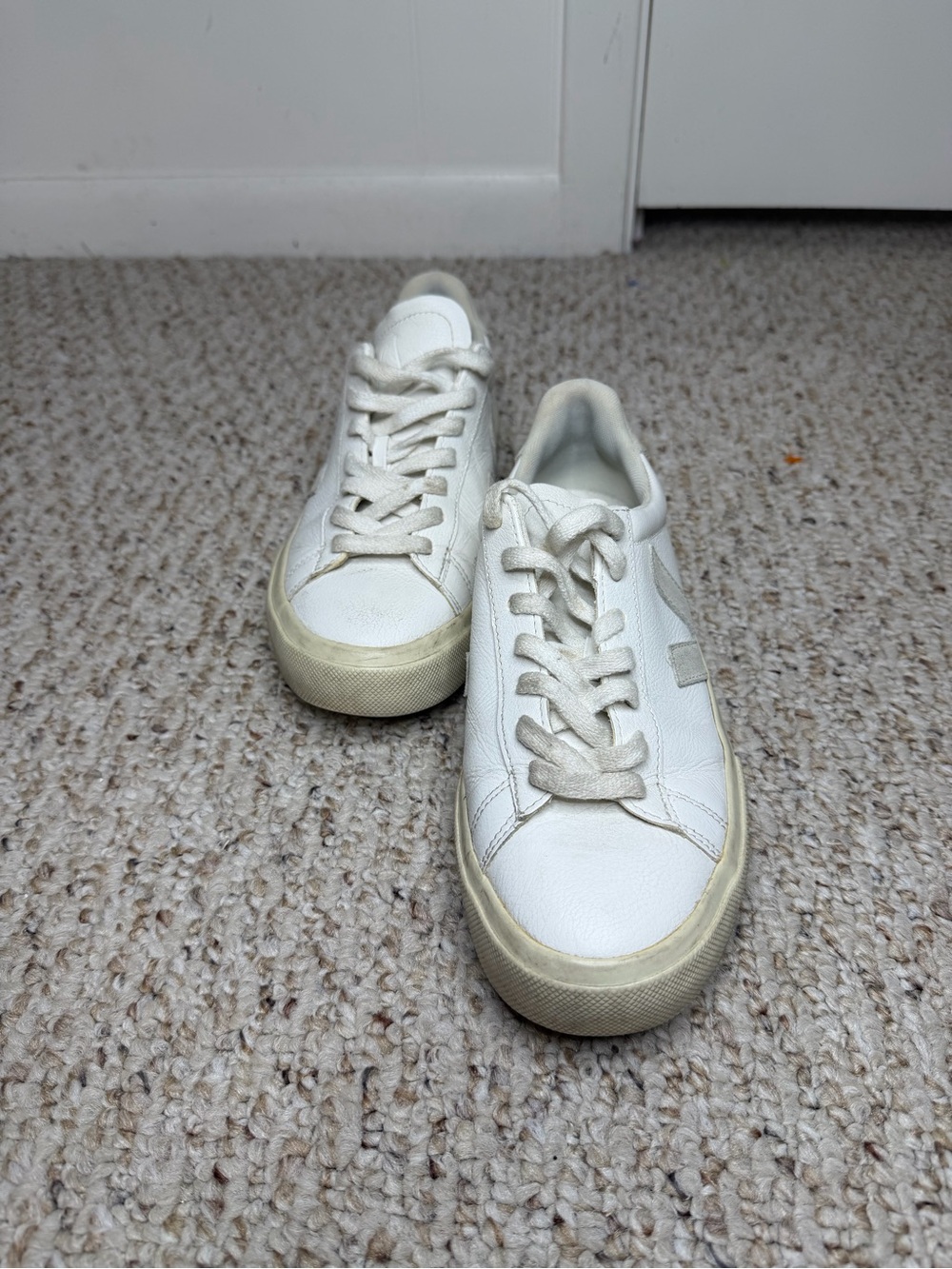 Veja Women Off-White Leather Low-Top Sneakers size 7